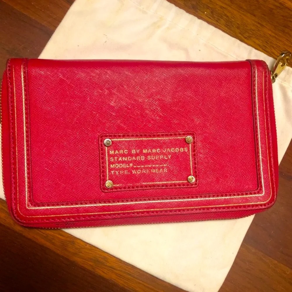 Marc Jacobs Oversized Zip Around Wallet - Picture 1 of 10